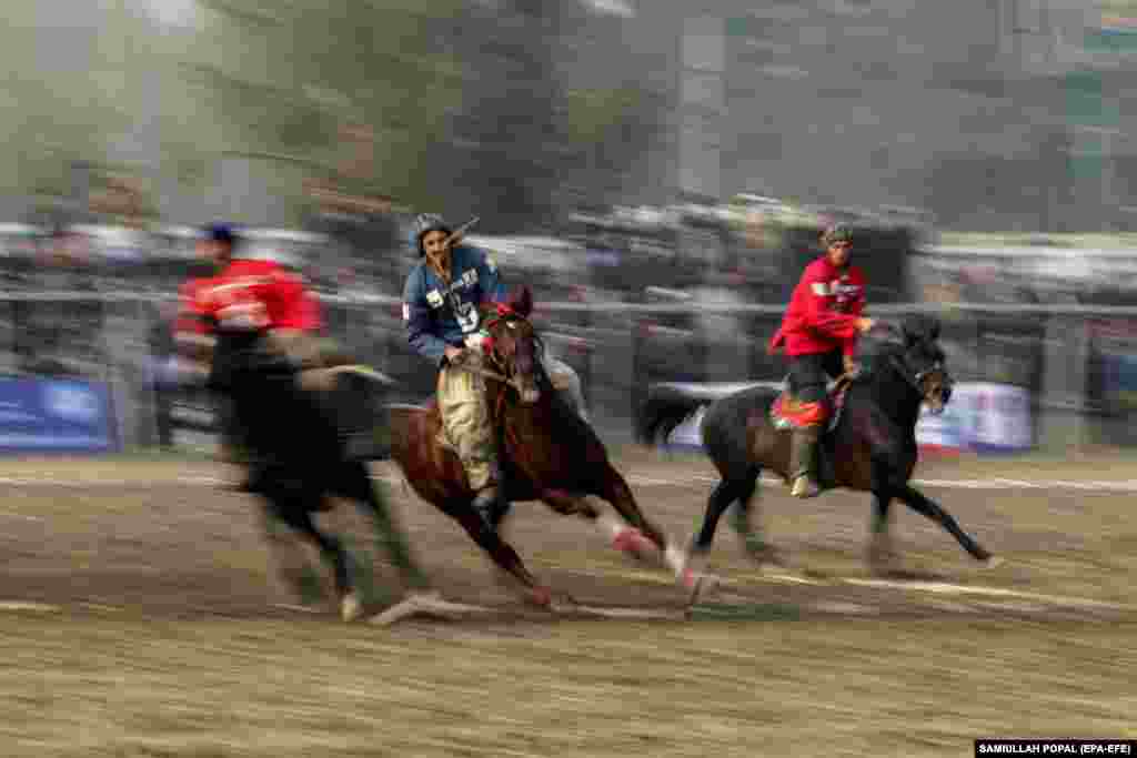 Dy skuadra në Kabul duke garuar në fillim të sezonit të gjashtë të Premier Ligës Afgane Buzkashi më 11 dhjetor.