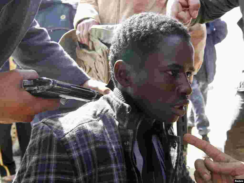 Pobunjenici uhvatili pripadnika snagama lojalnim Gadafiju, Ras Lanuf, 03.03.2011. Foto: Reuters / Goran Tomašević 