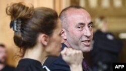 Рамуш Харадінай (п) у суді, який знову відклав рішення, Кольмар, 6 квітня 2017 року