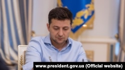 Ukraine -- President of Ukraine Volodymyr Zelenskyi signs a law, 11Sep2019