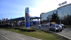 Vozila toče gorivo na benzinskoj pumpi Naftne Industrije Srbija AD (NIS), u većinskom vlasništvu Gaspromnjefta, u Beogradu, 8. januar 2025.