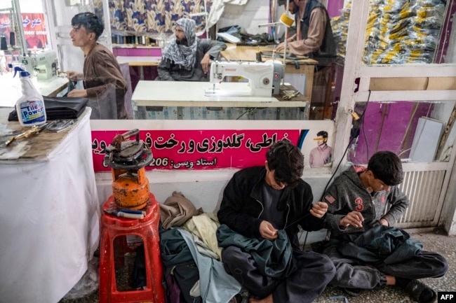 Një rrobaqepësi në Kabul. Nën regjimin e talibanëve, rrobaqepësve meshkuj u ndalohet të qepin rroba për gratë.