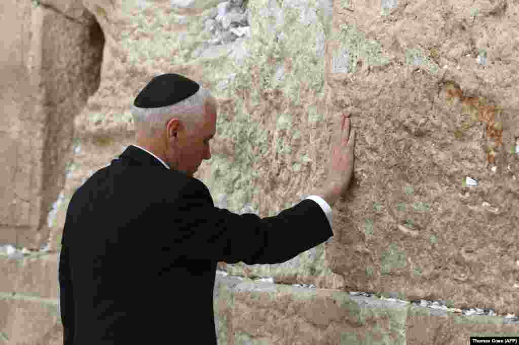 АҚШ вице-президенті Майк Пенс Иерусалимдегі Батыс қабырғада тәу етіп тұр. Пенс &quot;АҚШ Иерусалимді Израиль астанасы деп таниды&quot; дегенді тағы қайталады. &nbsp;