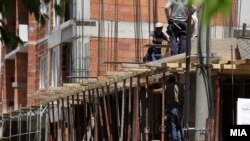 Disa punëtorë gjatë ndërtimit të një ndërtese në Shkup. 2 korrik, 2019.
