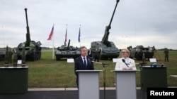 Secretarul de stat al SUA, Antony Blinken, și ministra cehă a Apărării, Jana Cernochova, lângă echipamente militare pe aeroportul Kbely, Praga, 30 mai 2024.
