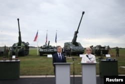 Міністр оборони Чехії Яна Чернохова та держсекретар США Ентоні Блінкен виступають на тлі військової техніки. Прага, Чехія, 30 травня 2024 року