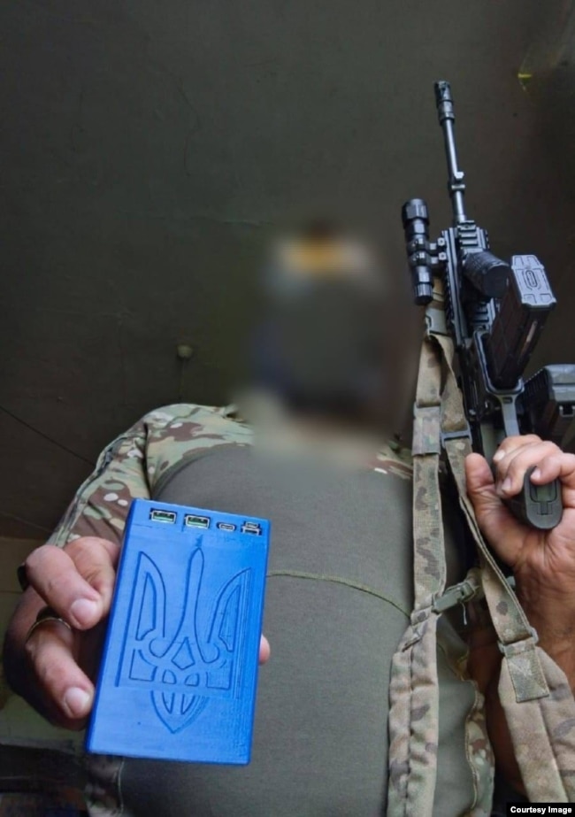 Një ushtar ukrainas me një nga powerbank-ët e bërë nga bateritë britanike të cigareve elektronike.
