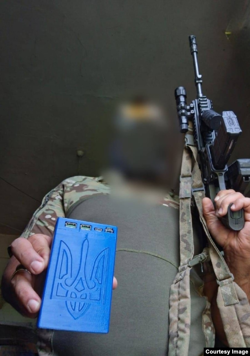 Një ushtar ukrainas me një nga powerbank-ët e bërë nga bateritë britanike të cigareve elektronike.