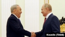 Nursultan Nazarbayev (solda) və Vladimir Putin, Moskva, 30 iyun 2021