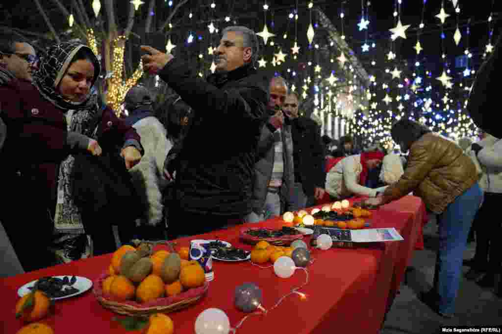 31 დეკემბრის ღამეს თბილისელების დიდი ნაწილი რუსთაველის გამზირზე შეხვდა. სუფრა, რომელზეც ტკბილეული, ხილი და ხაჭაპუები ეწყო თავისუფლების მეტროდან ოპერამდე&nbsp; იყო გაშლილი.&nbsp;