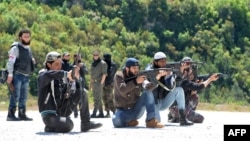 Участники сирийского повстанческого движения на тренировке в горной местности провинции Латакия. 25 апреля 2013 года.