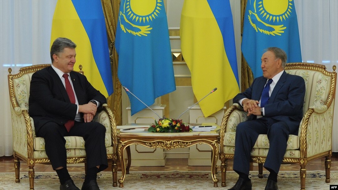 Президент України Петро Порошенко (ліворуч) та президент Казахстану Нурсултан Назарбаєв під час зустрічі в Астані. 9 жовтня 2015 року