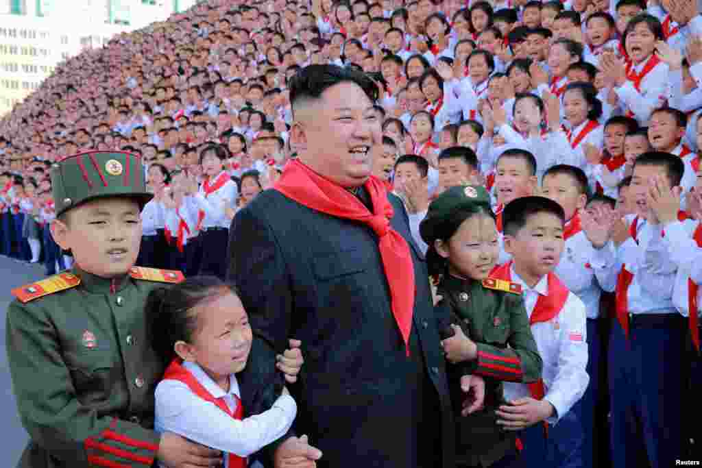demirgazyk Koreýanyň lideri Kim Jong Un Koreýanyň Çagalar birleşiginiň sekizinji kongresine gatnaşyjylar bilen surata düşýär. Phenýan, 8-nji iýun. (Reuters)