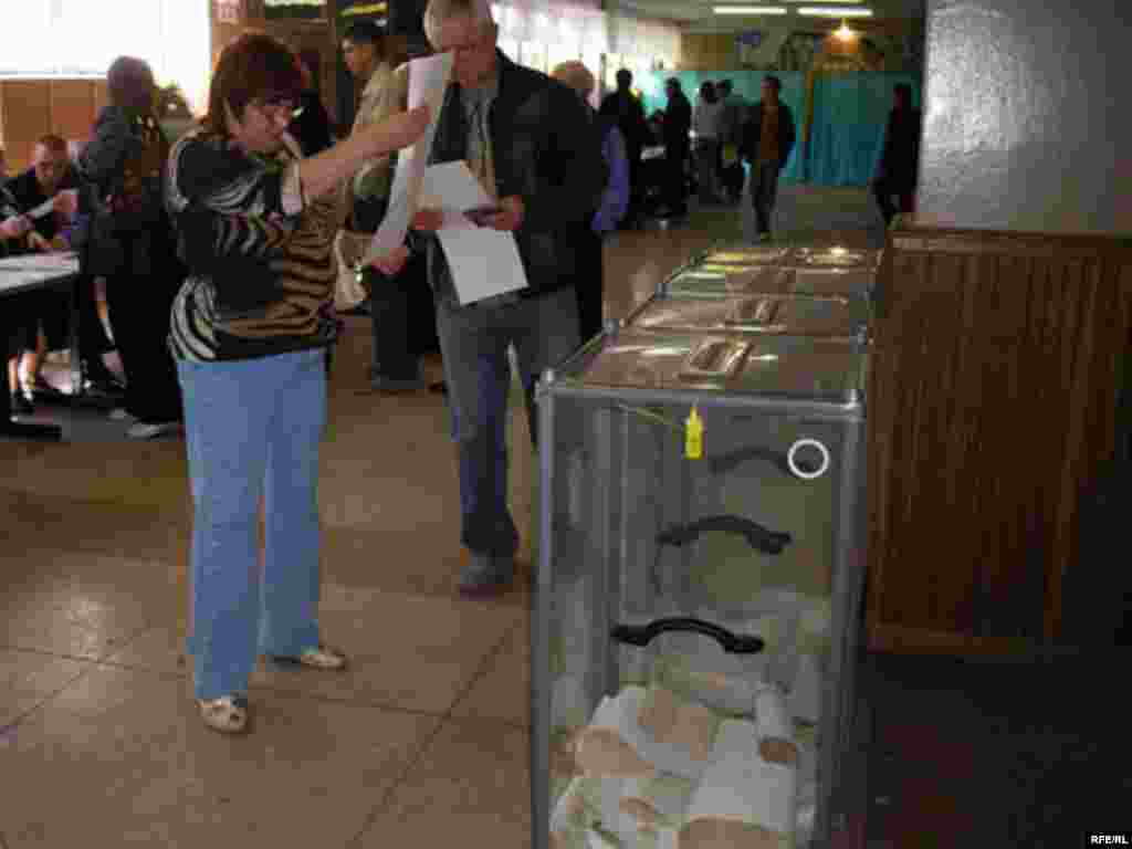 Last-minute ballot-checking in the eastern Ukraine city of Dnipropetrovsk. There are 37 million registered voters in Ukraine