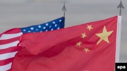 Американското и кинеското знаме 