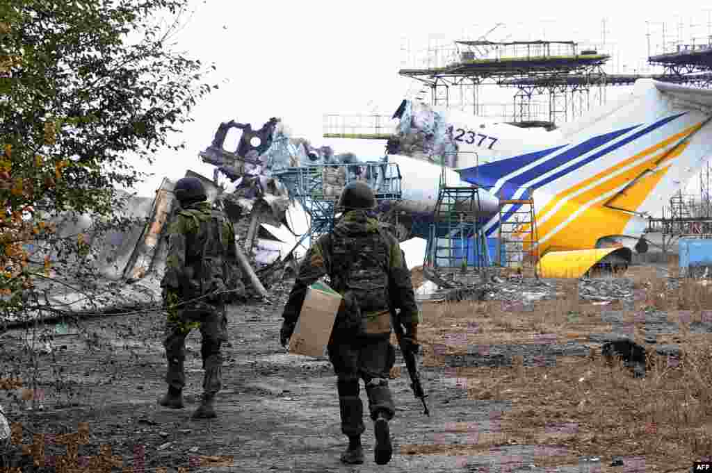 Донецк әуежайында жүрген ресейшіл&nbsp;сепаратистер. 16 қазан 2014 жыл.