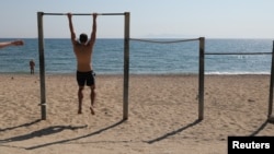 Човек вежба на плажа во Грција на 28 април