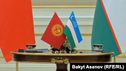Флаги Кыргызстана и Узбекистана.
