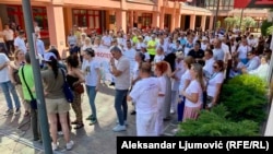 Protest medicinskih sestara i tehničara ispred Ministarstva zdravlja Crne Gore. Podgorica, 3. jul 2025.