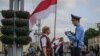 Білорусь: пенсіонерка із забороненим прапором дратує владу і надихає опозицію