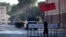 Një protestues valëvit flamurin shqiptar gjatë një proteste antiqeveritare të studentëve në Tiranë, Shqipëri, më 18 tetor 2026.