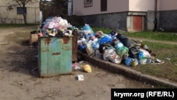 Переповнений сміттєвий контейнер у Севастополі