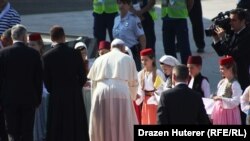 Papa Franjo se rukuje sa mladima