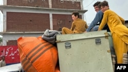 د باجوړ له لوی ماموندو د بې کوره شوې کورنۍ غړي په خار کې د کیمپ پر لوري روان دي - د اګست ۱۳مې انځور.