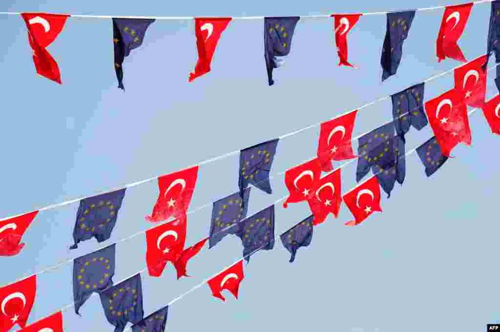 Steagurile Turciei și UE fluturînd în Piața Taksim la Istanbul