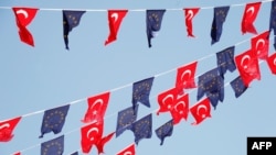 Флаги Турции и ЕС на площади Таксим в Стамбуле