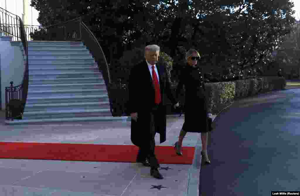 АКШнын 45-президенти Дональд Трамп жубайы Мелания менен Ак үйдөн чыгып кетип жаткан учуру.