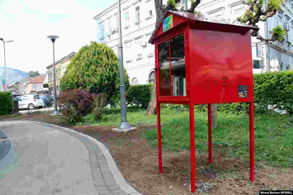 Jedna od uličnih biblioteka postavljena je i u novoobnovljenom parku u Ulici maršala Tita u Mostaru &nbsp;