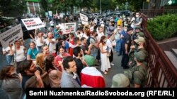 Люди в очереди у избирательного участка в посольстве Беларуси в Киеве. 9 августа 2020 года.
