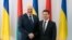 Президент України Володимир Зеленський (ліворуч) та президент Білорусі Олександр Лукашенко в Житомирі, 4 жовтня 2019 року