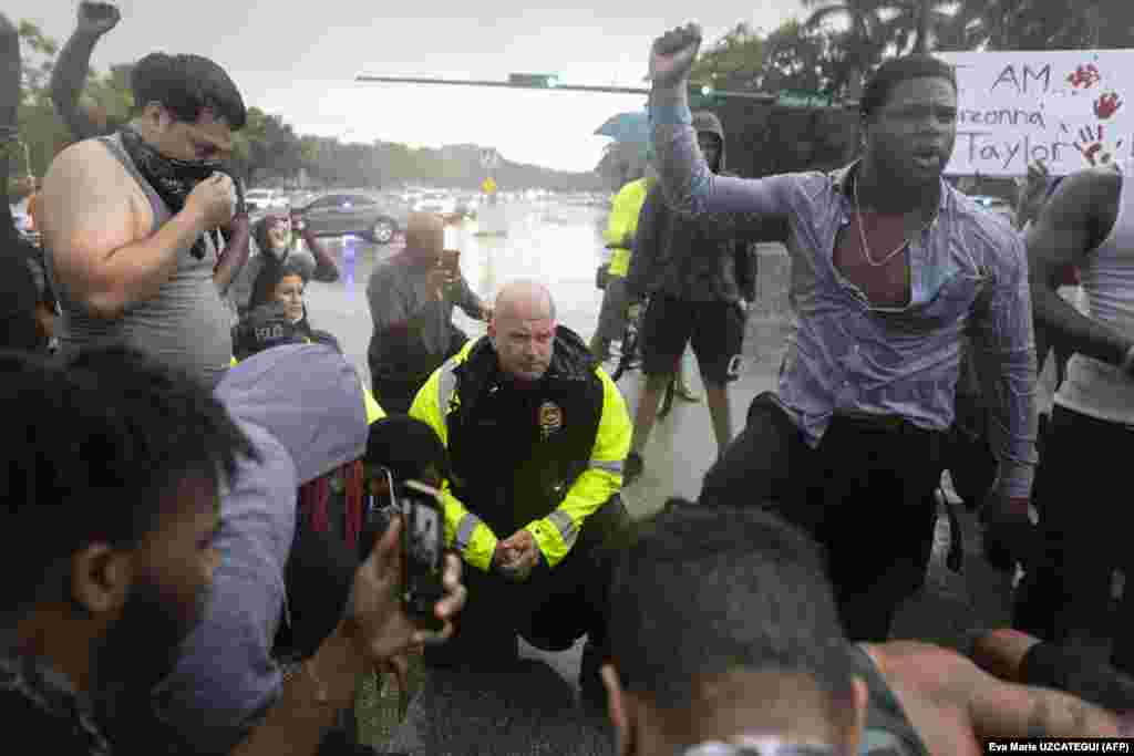 Поліція та протестувальники під час мітингу в Санрайз, штат Флорида