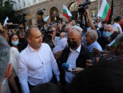 Президент Радев (зліва) розмовляє з протестувальниками у Софії