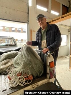 Un pescar din Aland, cu plasele donate pentru apărarea anti-dronă a Ucrainei.