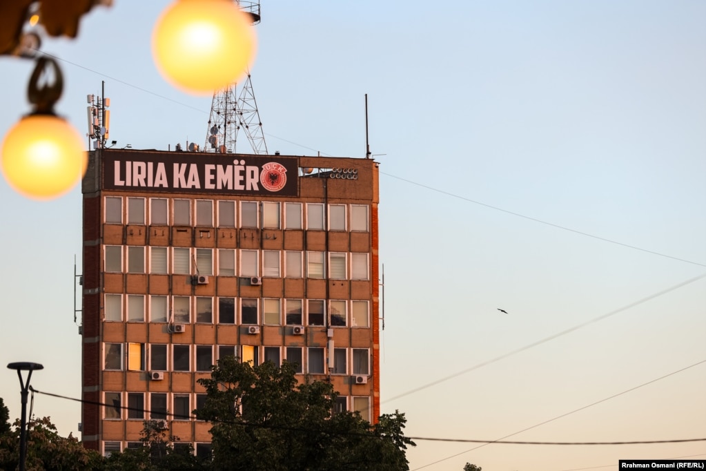 Në kulmin e ndërtesës së Radio Kosovës gjendet mbishkrimi “Liria ka emër”, shoqëruar me emblemën e UÇK-së. 