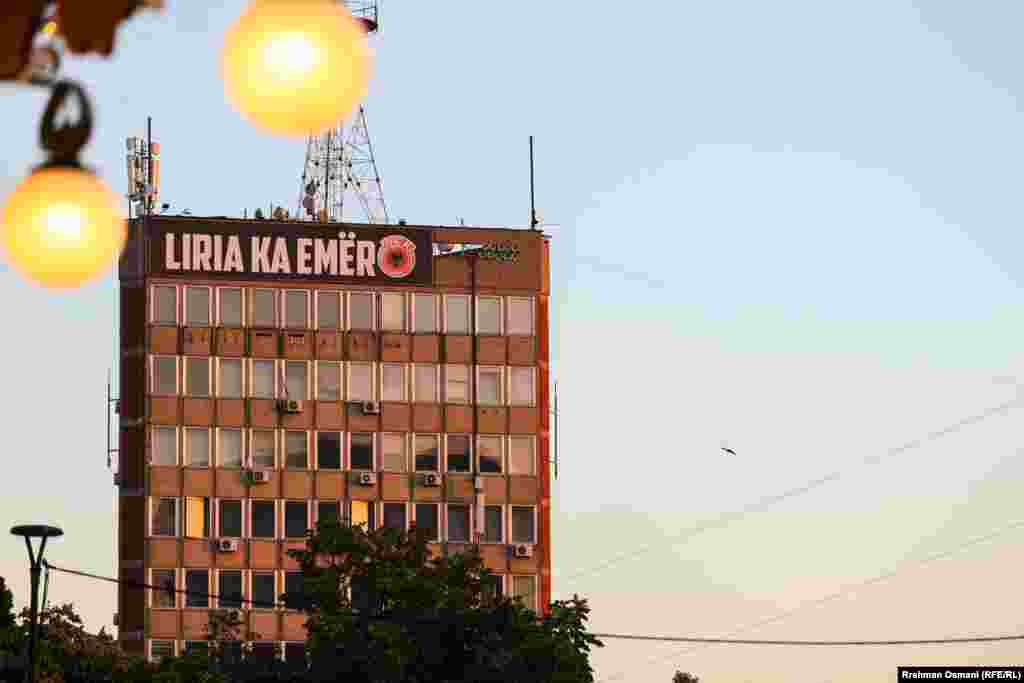 Në kulmin e ndërtesës së Radio Kosovës gjendet mbishkrimi “Liria ka emër”, shoqëruar me emblemën e UÇK-së. 