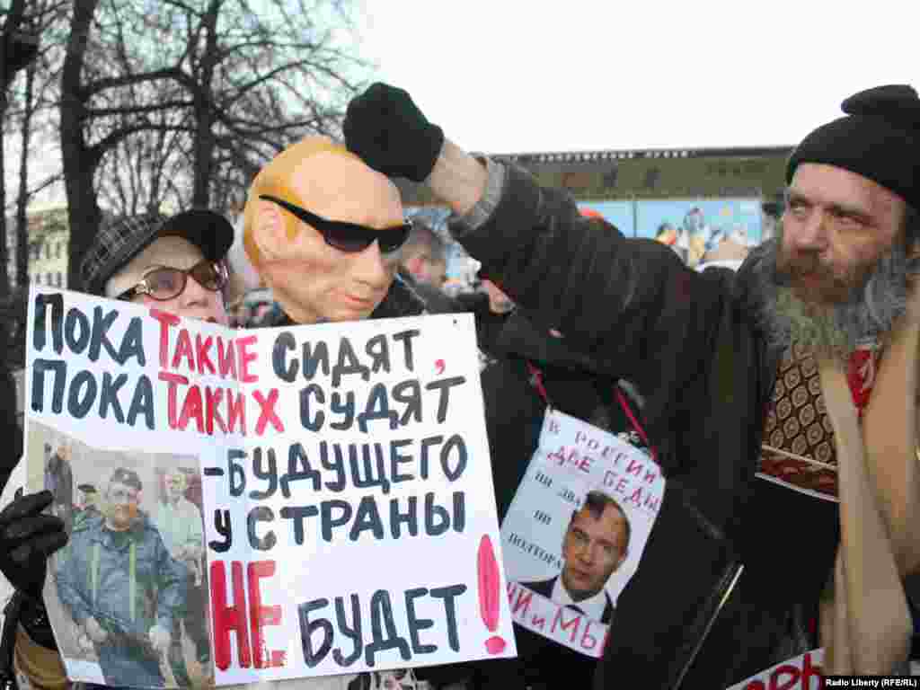 На Пушкінській протестували близько 400 прихильників опозиції.