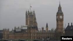 Прапор на будівлі британського парламенту спущений на півщогли після нападу