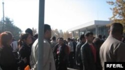 Оппозиция вывела людей на центральную площадь Бишкека