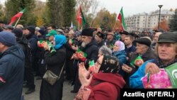 People pray at an event for the Commemoration of Tatars in Kazan. (file photo)