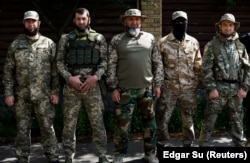 Ukrayına uquq qoruyıcı qurulışları erkânındaki «Qırım» batalyonınıñ askerleri, ekseriyeti qırımtatarı. Ortada batalyon reberi İsa Akayev tura. Kyiv vilâyeti, 2022 senesi mayısnıñ 28-i
