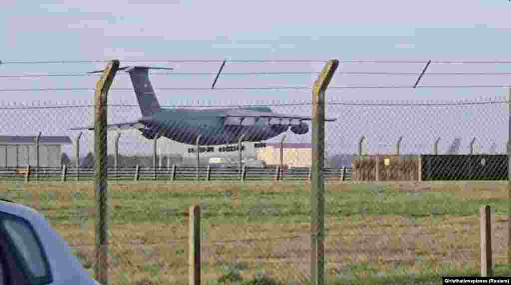 Američki vojni avion sleće u britansku vazduhoplovnu bazu RAF Mildenhol u Safoku 20. februara.