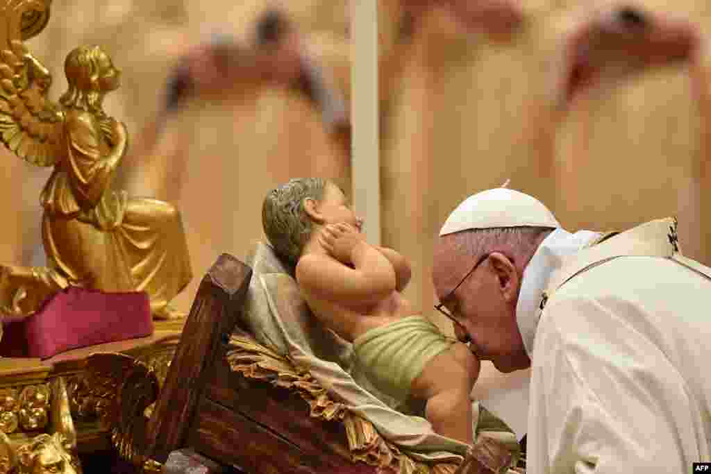 پاپ فرانسیس پای تندیسی از &laquo;عیسی کودک&raquo; را می&zwnj;بوسد