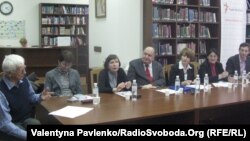 Учасники круглого столу (зліва направо): Євген Сверстюк, Тамара Гундорова, Лариса Масенко, Павло Гриценко, Ірина Штогрін, Галина Усатенко, Віталій Портніков