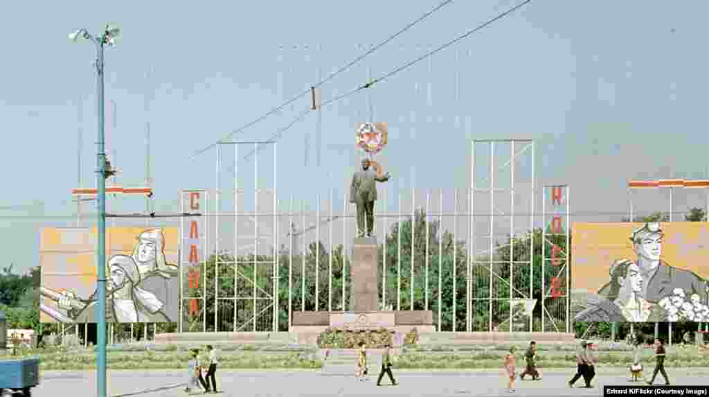 A statue of Lenin in central Dushanbe seen in 1968. His modern replacement is a monument to the 10th-century ruler Ismail Samani that was built in 1999. [1968 image courtesy of Erhard K/Flickr].