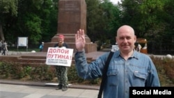 Пикет "Долой Путина" в Саратове. Фото со страницы Тихонова в Facebook