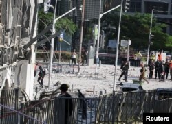 Spasioci i vojno osoblje na mjestu direktnog pogotka iranskog raketnog napada u Ramat Ganu, Izrael, u četvrtak, 19. juna 2025.